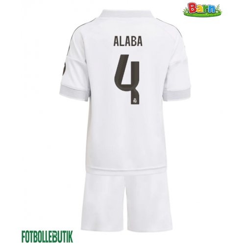 Real Madrid David Alaba #4 Hemmaställ Barn 2025-26 Kortärmad (+ Korta byxor) Real Madrid David Alaba #4 Hemmaställ Barn 2025-26 Kortärmad (+ Korta byxor)